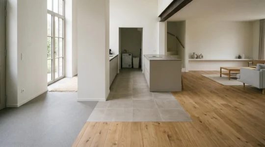 Échantillons de différents revêtements de sol disposés harmonieusement dans un intérieur belge moderne